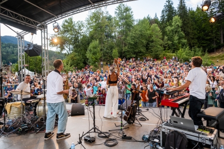 © Coline Fragnol - CosmoJazz Festival - Instagram @lescapad.e